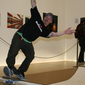 Skateboard-Session in der Ausstellung