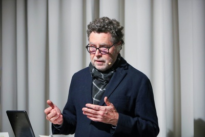 Im Bild: Roman Höllbacher (Künstlerischer Leiter Initiative Architektur)