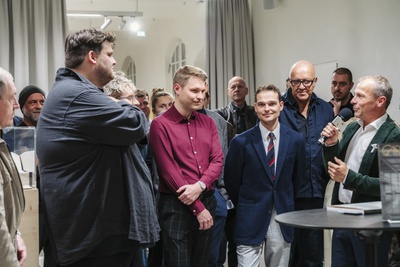 Im Bild: Leon Beu, Peter Lechner (Gastein74) und Julian Mändl vorgestellt von Peter Husty (Chefkurator Salzburg Museum).
