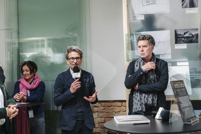 Im Bild: Martin Hochleitner (Direktor Salzburg Museum) und Roman Höllbacher (Künstlerischer Leiter der Initiative Architektur) begrüßen.