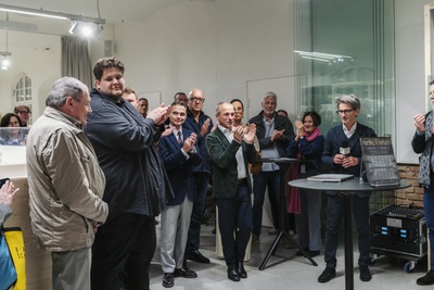 Im Bild: Heinz Schaden (ehemaliger Bürgermeister der Stadt Salzburg) gesellt sich zum Kuratoren-Team (v. l. n. r.: Erich André Steiner, Leon Beu, Peter Lechner, Julian Mändl und Peter Husty).
