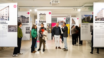Besucher*innen bei der Ausstellungseröffnung am 22. Mai 2025