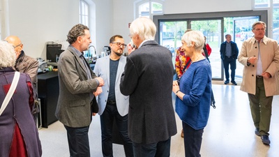 Roman Höllbacher (Initiative Architektur) und Kurator Matthias Weiß (Uni Salzburg) im Gespräch mit Besucher*innen bei der Ausstellungseröffnung.