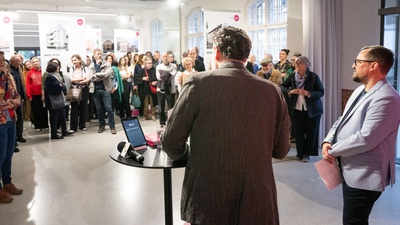 Roman Höllbacher (Initiative Architektur) und Kurator Matthias Weiß (Uni Salzburg) begrüßen bei der Eröffnung.