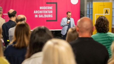 Kurator Matthias Weiß (Universität Salzburg) spricht zum Forschungsseminar das er geleitet hat und auf dessen Basis die Ausstellung entstanden ist.