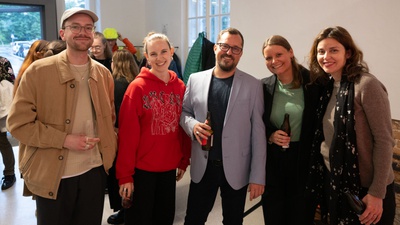 Kurator Matthias Weiß mit Studierenden der Abteilung Kunstgeschichte der Universität Salzburg.