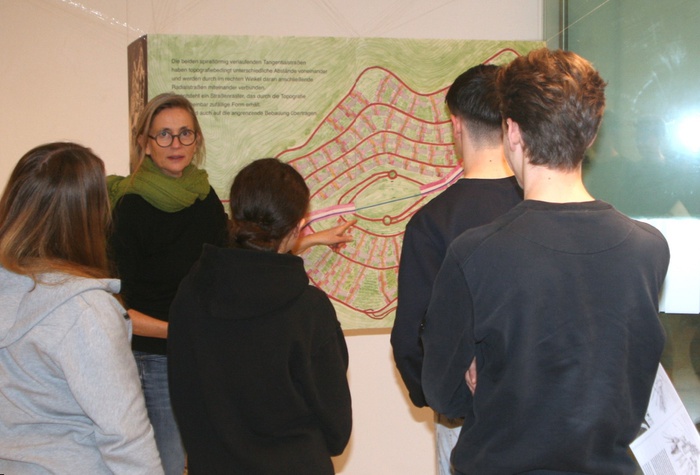 Lebendigen Dialogführung zur fachlichen Einführung ins Konzept der Ausstellung mit Charlotte Malmborg