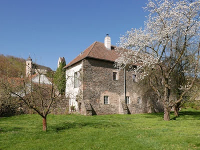 Objekt Dr. Resch in Krems Rehberg, Blick auf die frühermittelalterliche Mauerwerkfassade aus dem Obstgarten
