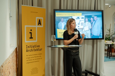Gemeinderätin Johanna Schnellinger richtet Grußworte an die Initiative Architektur