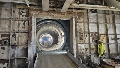 Blick in den Drehrohrofen, der bei der Werksführung im März stilgelegt war. Bei Normalbetrieb wird der das Ofenrohr bis 1.450° C erhitzt.