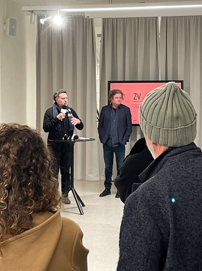 Im Bild: Roman Höllbacher (Künstlerischer Leiter der Initiative Architektur) und  Karl Thalmeier (Vorsitzender der Landesgruppe Salzburg der ZVÖ) begrüßen