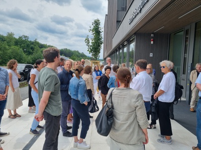 Bezirkshauptmannschaft Salzburg-Umgebung, Eingang – © Roman Höllbacher (Initiative Architektur) Bezirkshauptmannschaft Salzburg-Umgebung, Eingang