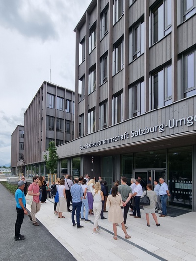 Rainer Maria Fröhlich (SWAP-Architekten) führt durch die Bezirkshauptmannschaft Salzburg-Umgebung