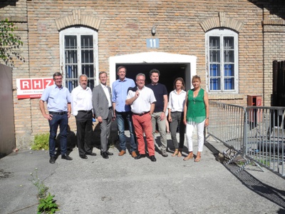 vo li.: Josef Rettenwander, Geschäftsführer RHZ; Bernhard Kopf, Direktor gswb; Gerald Beck, Geschäftsführer Strauss & Partner; Johann Padutsch, Stadtrat für Raumplanung; Heinrich Schellhorn, Kultur-Landesrat; Roman Höllbacher, Künstlerischer Leiter Initiative Architektur; Gudrun Fleischmann-Oswald, Vorsitzende Initiative Architektur; Ingrid Tröger-Gordon, Stadt Salzburg-Kultur;