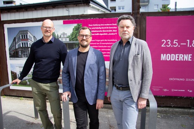Im Bild vlnr: Grafiker Nicolas Sturm (Wie der Wind | Agentur für Kommunikation), Kurator Matthias Weiß (Universität Salzburg) und Künstlerischer Leiter Roman Höllbacher (Initiative Architektur)