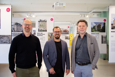 Im Bild vlnr: Grafiker Nicolas Sturm (Wie der Wind | Agentur für Kommunikation), Kurator Matthias Weiß (Universität Salzburg) und Künstlerischer Leiter Roman Höllbacher (Initiative Architektur)