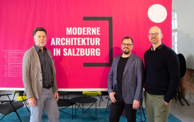 Im Bild vlnr:  Künstlerischer Leiter Roman Höllbacher (Initiative Architektur), Kurator Matthias Weiß (Universität Salzburg) und Grafiker Nicolas Sturm (Wie der Wind | Agentur für Kommunikation)