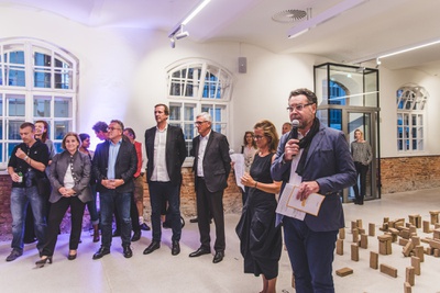 v.re. n.li.: Roman Höllbacher (Künstlerischer Leiter), Gudrun Fleischmann-Oswald (Vorsitzende Initiative Architektur), Bgm. Preuner, Planungsstadtrat Padutsch, Landeshptm.-Stv. Schellhorn, Bereichssprecherin für Soziales und Wohnbau Andrea Brandtner.