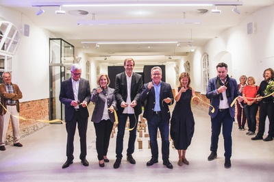 v. li n re: Harald Preuner (Bürgermeister), Andrea Brandtner (Bereichssprecherin für Soziales und Wohnbau), Johann Padutsch (Planungsstadtrat), Heinrich Schellhorn (Landeshauptmann-Stv.), Gudrun Fleischmann-Oswald (Vorsitzende Initiative Architektur), Roman Höllbacher (Künstlerischer Leiter).