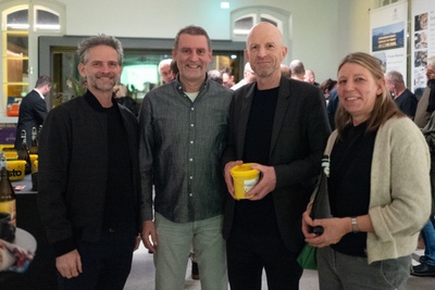 Im Bild vlnr.: Christian Struber (Architekt und Vorstandsvorsitzender Initiative Architektur), Leopold Feurer (Firma sto) mit Architekt Theo Deutinger und Monique Leenders (Pädagogin)