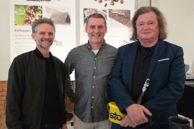 Im Bild vlnr.: Christian Struber (Architekt und Vorstandsvorsitzender Initiative Architektur), Leopold Feurer (Firma sto) mit Architekt Karl Thalmeier.