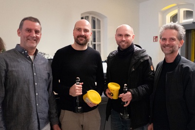 Im Bild vlnr.: Leopold Feurer (Firma sto), Michael Höcketstaller und Hannes Sampl (Architekturbüro dunkelschwarz) mit Christian Struber (Architekt und Vorstandsvorsitzender Initiative Architektur)