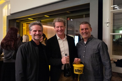 Im Bild vlnr.: Christian Struber (Architekt und Vorstandsvorsitzender Initiative Architektur), mit Architekt Michael Stobl und Leopold Feurer (Firma sto)