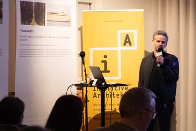 Im Bild: Christian Struber (Vorstandsvorsitzender der Initiative Architektur) begrüßt und moderiert den Abend.