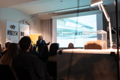 Im Bild: Architekt Karl Thalmeier präsentiert den Neubau der Volksschule Siezenheim.