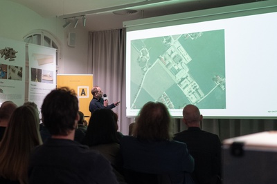 Im Bild: Dirk Obracay (sps Architekten) präsentiert das Internatsgebäude Holztechnikum in Kuchl.