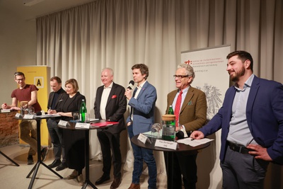 v.l.n.r.: Kay-Michael Dankl (Bürgermeisterkandidat, KPÖ), Bernhard Auinger (Bürgermeisterkandidat, SPÖ), Anna Schiester (Bürgermeisterkandidatin, Die Grünen), Florian Kreibich (Bürgermeisterkandidat, ÖVP), Lukas Rupsch (Bürgermeisterkandidat, NEOS) Christoph Ferch (Bürgermeisterkandidat, SALZ) und Paul Dürnberger (Bürgermeisterkandidat, FPÖ)