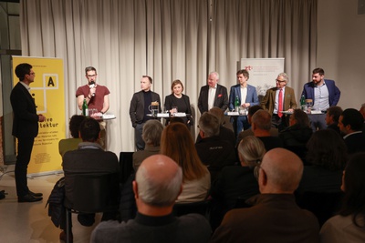 v.l.n.r.: Moderator Marco Riebler (Salzburger Nachrichten), Kay-Michael Dankl (Bürgermeisterkandidat, KPÖ), Bernhard Auinger (Bürgermeisterkandidat, SPÖ), Anna Schiester (Bürgermeisterkandidatin, Die Grünen), Florian Kreibich (Bürgermeisterkandidat, ÖVP), Lukas Rupsch (Bürgermeisterkandidat, NEOS) Christoph Ferch (Bürgermeisterkandidat, SALZ) und Paul Dürnberger (Bürgermeisterkandidat, FPÖ)