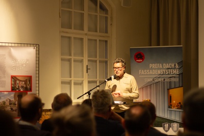 Roman Höllbacher (Künstlerischer Leiter, Initiative Architektur) begrüßt im Architekturhaus Salzburg