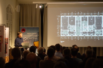 Florian Nagler während des Vortrages "einfach (um)bauen" – © Lisa Kranabetter Florian Nagler während des Vortrages "einfach (um)bauen"