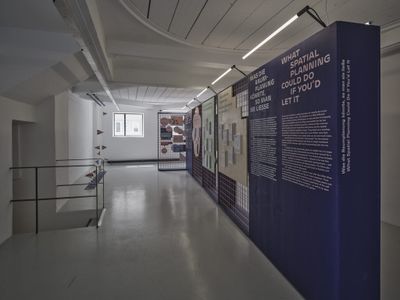 Blick in die Ausstellung "Boden für Alle. Eigennutz oder Gemeinwohl?" im aut