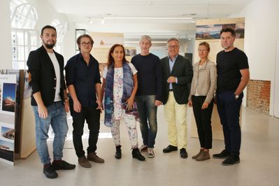 vl.n.r.:  Lukas Ployer, Horst Lechner (Föderstipendium 2018);  Laura Spinadel (Vorsitzende der Jury); Wolfgang Maul - hobby a (Preisträger 2018);  Heinrich Schellhorn (Landeshptm-Stv); Gudrun Fleischmann (Vorsitzende Initiative Architektur); Roman Höllbacher (Künstlerischer Leiter Initiative Architektur.