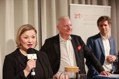 v.l.n.r.: Anna Schiester (Bürgermeisterkandidatin, Die Grünen), Florian Kreibich (Bürgermeisterkandidat, ÖVP), Lukas Rupsch (Bürgermeisterkandidat, NEOS) Christoph Ferch (Bürgermeisterkandidat, SALZ) und Paul Dürnberger (Bürgermeisterkandidat, FPÖ)