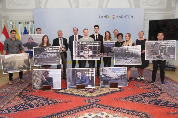 LH Peter Kaiser, Horst Groß (Wissenschaftsverein Ktn.), FH-Prof. Wolfgang Grillitsch, FH-Prof.in Sonja Hohengasser und Raffaela Lackner (GF ArchitekturHaus Ktn.) mit den Studierenden