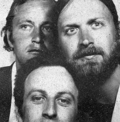 Gruppenbild zur Ausstellung „Architektur aus Graz“, ca. frühe 1970er-Jahre.
Von rechts nach links: Die Architekten Peter Hellweger, Georg Gröller und Manfred Wolff-Plottegg, Ausstellungsbeitrag „Hybrid Architektur“