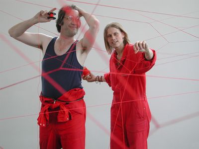 Aufbau der Rauminstallation "Red Respect"