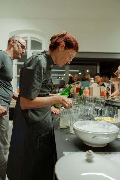 Eva Hody, Landeskonservatorin für Salzburg (BDA), beim mixen des Cocktails ArchiTonic