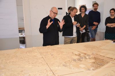 Atelier Bonnet: Messeparkplatz; v.li.: Bonnet, Rieder und Studierende