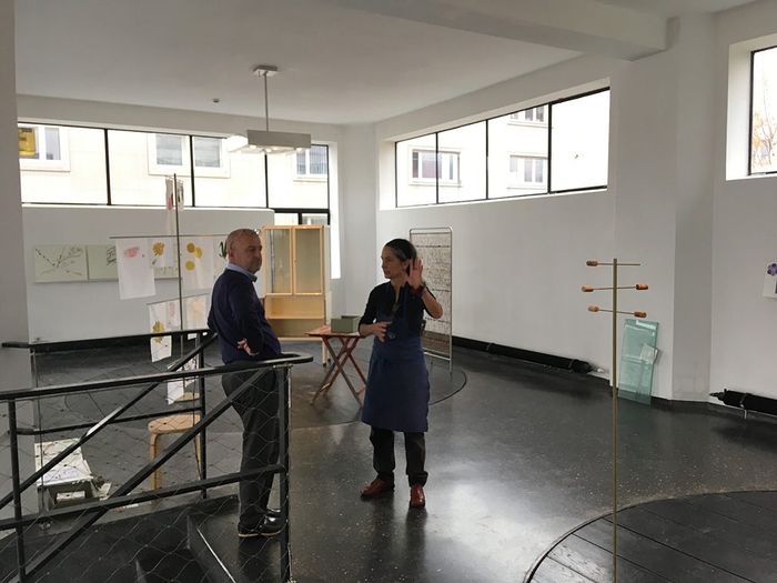 Arno Ritter und Carmen Müller beim Aufbau der Ausstellung "Von Gärten, Pflanzen und Menschen"