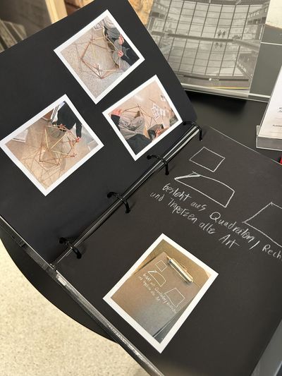 Präsentation Gästebuch Ausstellung G100