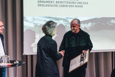 Mia Flieher (Leiterin Referat Landeshochbau Land Salzburg) gratuliert Andreas Körner zum Stipendium