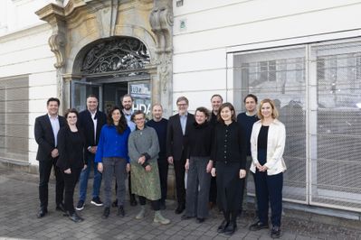 HDA Vorstand, Beirat und Leitung v.l.n.r: Bertram Werle, Birgit Schiretz, Andreas Tropper, Rivka Saltiel, Artem Kitaev, Heidrun Primas, Burkhard Schelischansky, Markus Bogensberger, Sigrid Verhovsek, Stephan Brugger, Zerina Džubur, Wolfgang Timmer, Karin Oberhuber; (nicht im Bild: Matthias Castorph, Petra Eckhard)