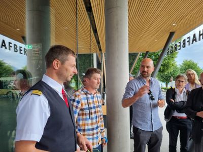 Michael Höcketstaller (dunkelschwarz Architekten) führt durch die Talstation der Schafbergbahn