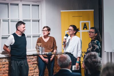 Im Bild v.l.: Heike Oevermann (Jury), Dora Illiova (Vorsitz Jury) und Elisabeth Leitner (Jury)
