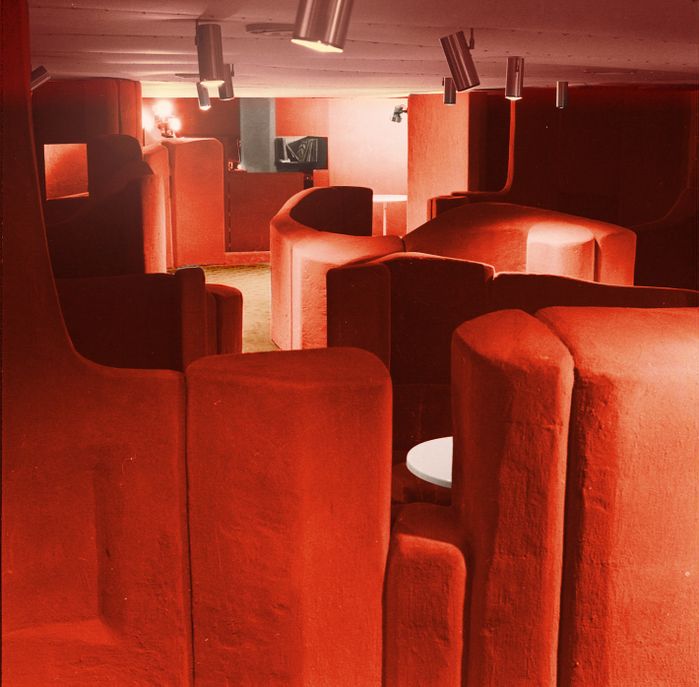 Tanzbar Red Canyon im Kur- und Kongresszentrum Bad Gastein,  Fotografie, ca. 1975 (Nachkolorierung E. A. Steiner), Salzburg Museum, Inv.-Nr Foto 31213 198