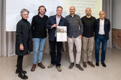 Anerkennungspreis Privatbrauerei Obertrum; Im Bild v.l.: Mia Flieher (Leiterin Referat Landeshochbau Land Salzburg), Erhard Steiner (dunkelschwarz), Josef Sigl (Bauherr), Michael Höcketstaller (dunkelschwarz), Hannes Sampl (dunkelschwarz) und Peter Gutschner (Kulturabteilung Land Salzburg)
